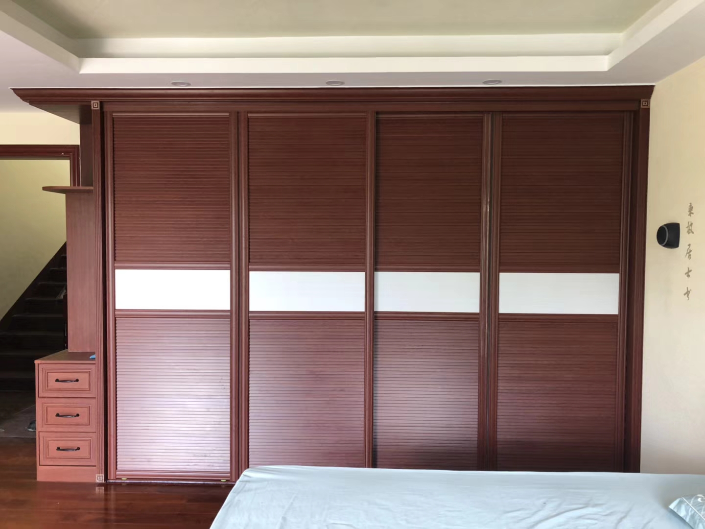 全鋁衣柜-03（風(fēng)格：中式；顏色：紅橡）